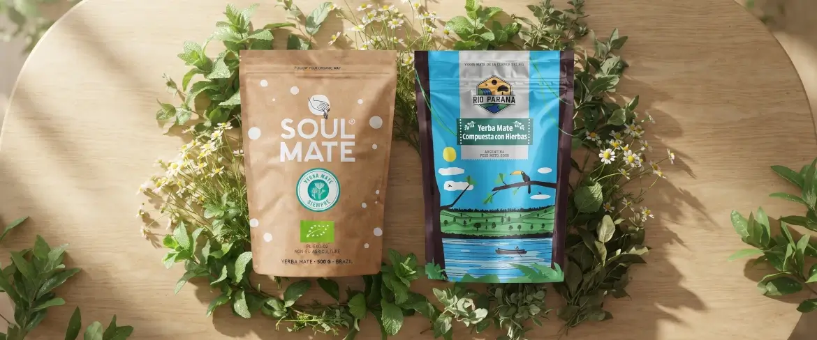 Συσκευασίες τύπου «doypack» με βότανα yerba mate, μέντα και άλλα βότανα, σε φυσική σύνθεση, πάνω σε ξύλινο φόντο.