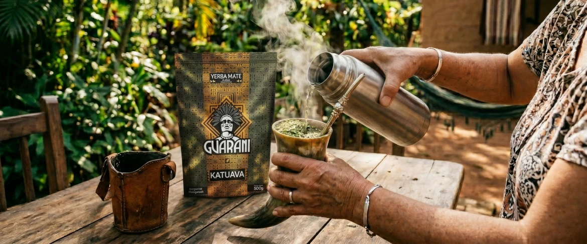 Παραγουαϊκή yerba mate παρασκευασμένη ζεστή – ρίχνοντας νερό πάνω στα φύλλα mate της Παραγουάης